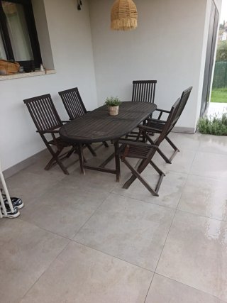 Conjunto de mesa y 5 sillas de teca