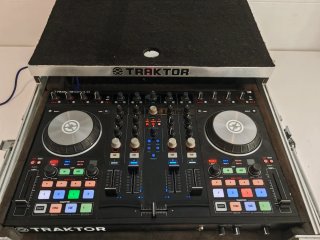 Traktor Kontrol S4 MK2 con Flightcase y licencia