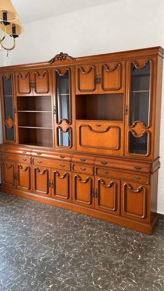 Mueble de comedor clásico madera y cristal