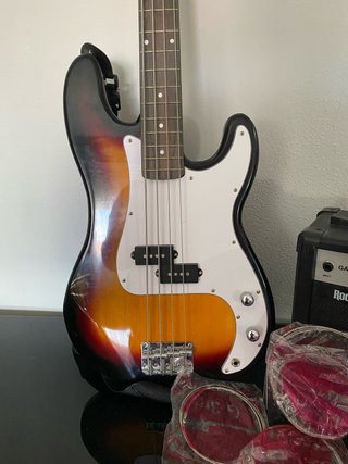 Bajo Rocktile con amplificador y accesorios