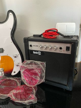 Bajo Rocktile con amplificador y accesorios