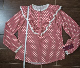 Blusa rosa con lunares blancos