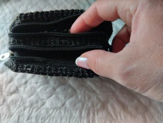 Bolso de mano negro con pedrería