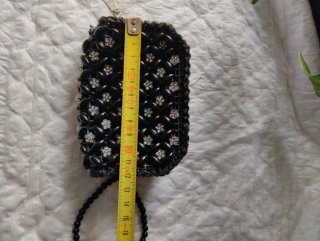 Bolso de mano negro con pedrería