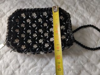 Bolso de mano negro con pedrería