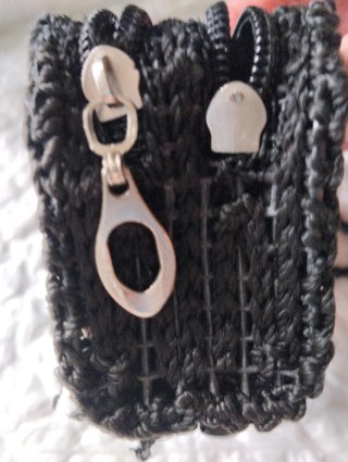 Bolso de mano negro con pedrería