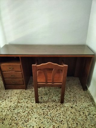 Escritorio de madera con superficie de cristal