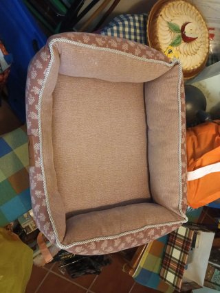 Cama para mascotas beige y rosa