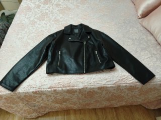 Chaqueta polipiel negra, talla M, con un solo uso.