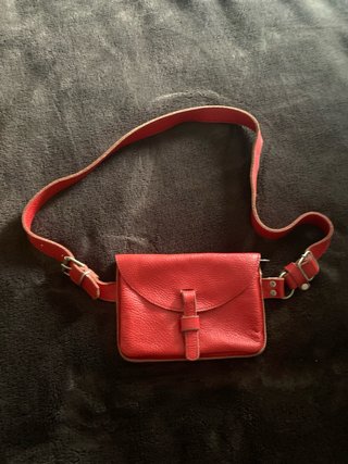 Bolsito de Piel Rojo, estilo riñonera
