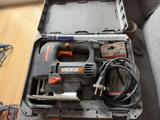 Sierra de calar Worx con accesorios