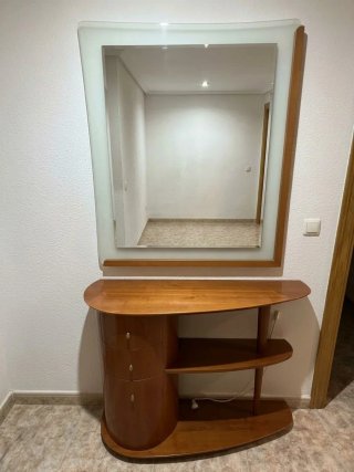 Recibidor de madera con espejo