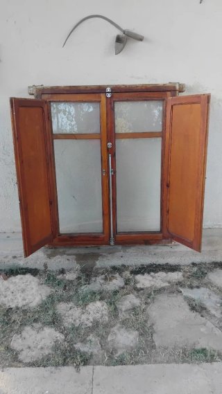 Ventana de madera con contraventanas.