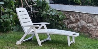 Tumbona blanca plegable Por 15€ almohada larga