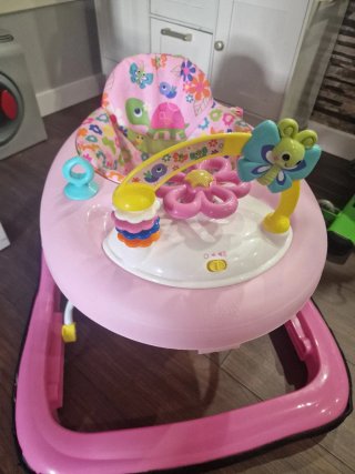 Andador infantil rosa con juguetes