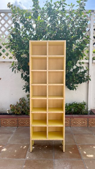 Estantería de madera con patas y baldas niveles
