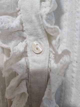 Blusa blanca romántica Mango con volantes y bordad