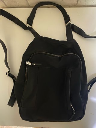 Mochila negra pequeña