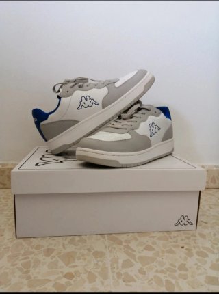 Zapatillas Kappa grises y blancas