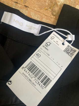 Pantalón negro corto de vestir de Mango