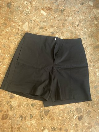 Pantalón negro corto de vestir de Mango