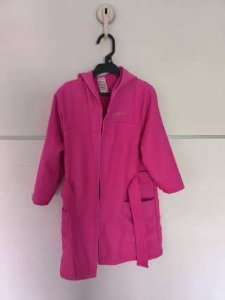 Traje de baño neopreno niña Nabaiji y albornoz