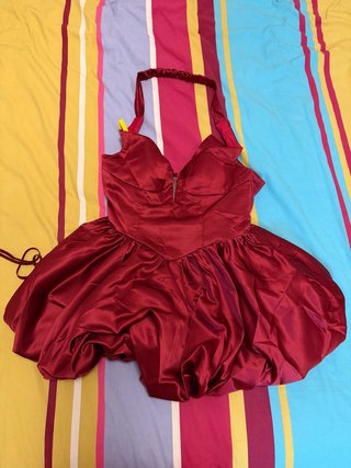 Vestido corto burdeos
