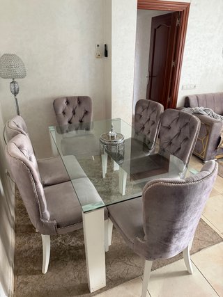 Mesa de comedor de cristal y sillas muy buena