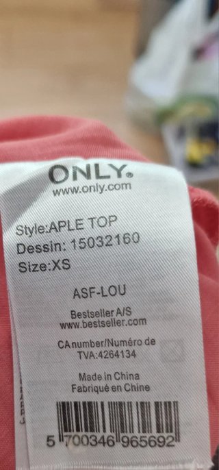 Blusa Only sin mangas coral volantes