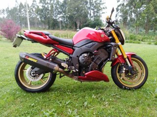 Yamaha FZ1 Fazer Roja y Dorada