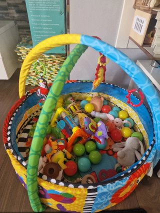 Parque infantil con pelotas