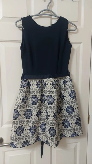 Vestido azul marino con estampado étnico