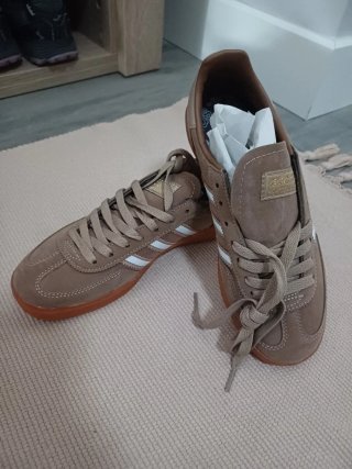 Adidas Marrones y Doradas