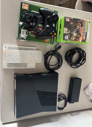 Xbox 360 Slim 250GB + 8 Giochi + 2 Controller