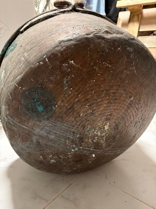 Caldero antiguo de cobre con asas