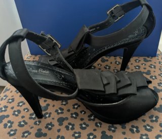 Sandalias fiesta tacón Carolina Boix negras