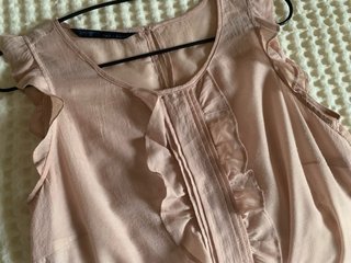 Blusa rosa palo con volantes