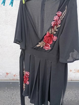 Kimono negro con bordado floral