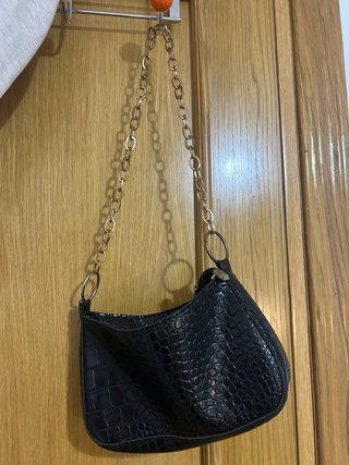 Bolso de Hombro Negro con Cadena Dorada