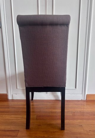 Seis sillas de comedor a juego.