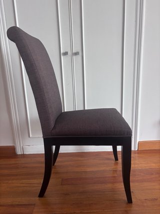 Seis sillas de comedor a juego.