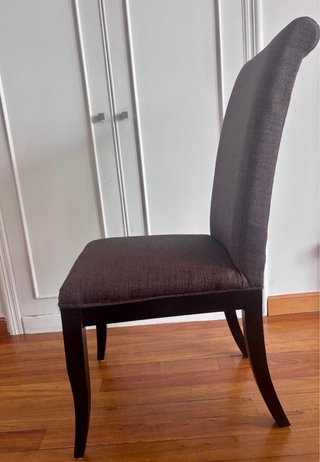 Seis sillas de comedor a juego.