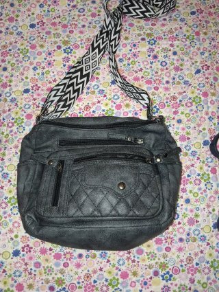 Bolso Bandolera Negro con Correa Estampada