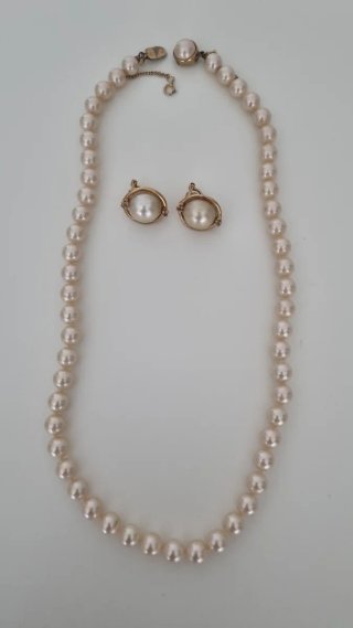 Collar y pendientes de perlas