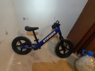 Bicicleta de equilibrio Strider azul