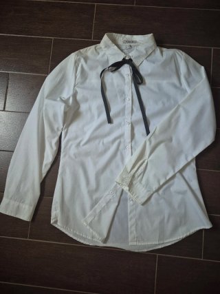 Camisa blanca con lazo