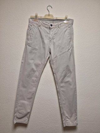 ZARA. Pantalón chino beige hombre