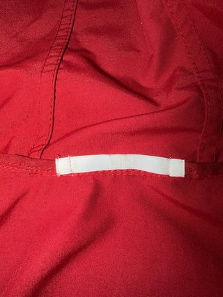 Chaqueta impermeable Uniqlo roja nueva