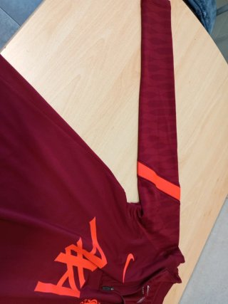 Sudadera Entrenamiento Nike AXA granate y naranja.