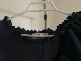 Camiseta Tintoretto azul marino con volantes